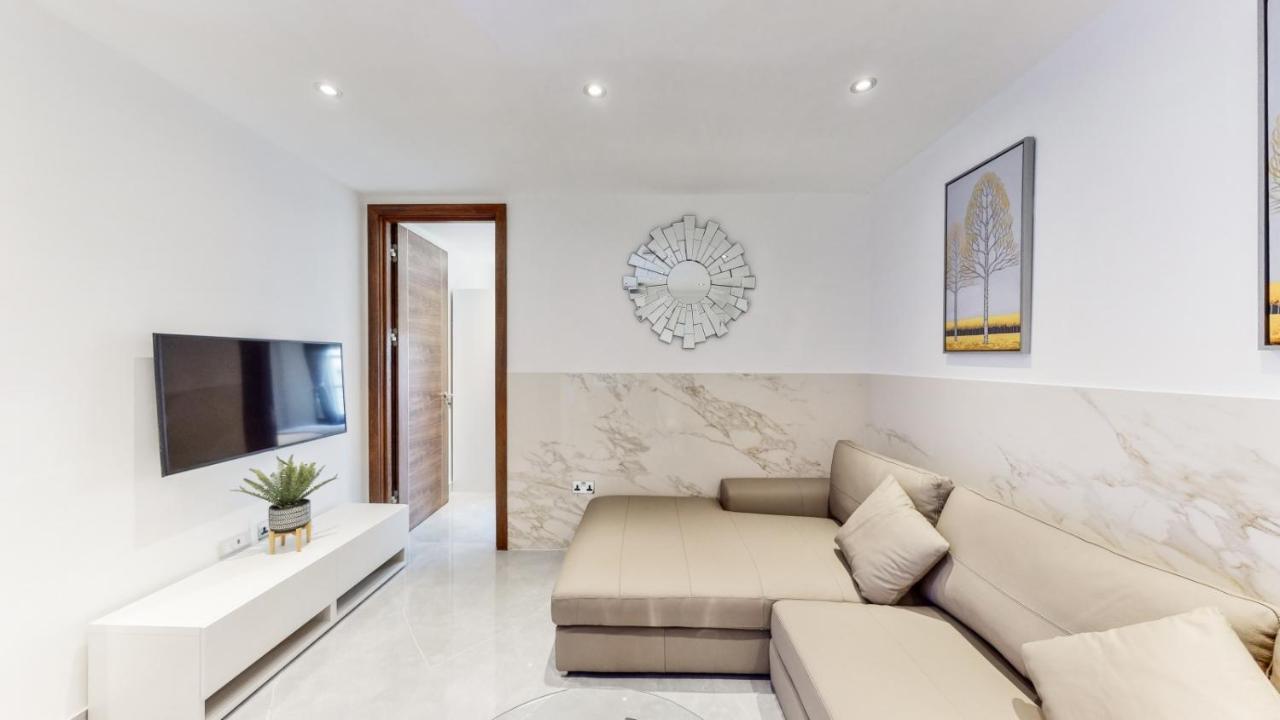 Bryanston Apartment *